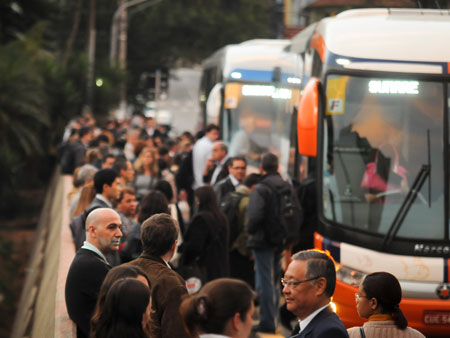 Funcionários esperando fretado