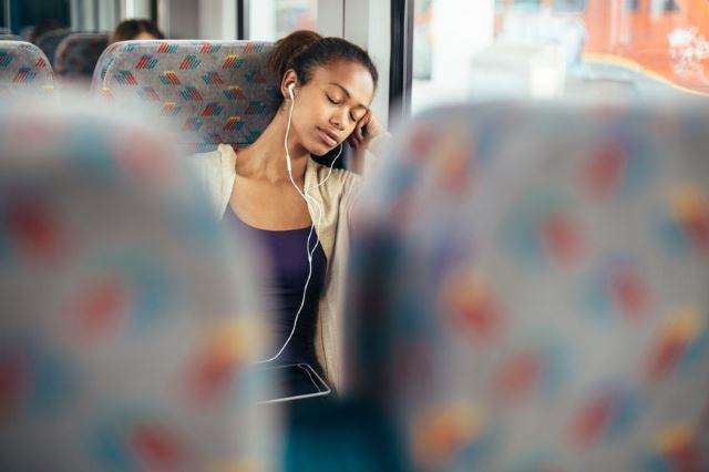 Jovem descansa enquanto ouve música