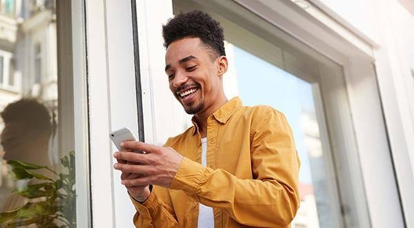 Homem usando smartphone