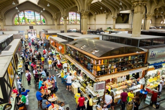 Mercados populares e feiras locais são ótimas opções para economizar com alimentação.