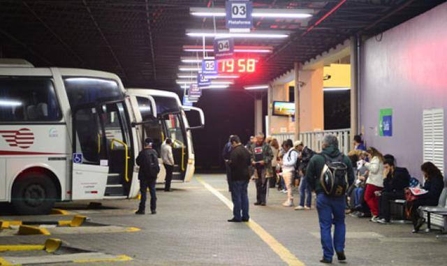 Pessoas esperando na rodoviária